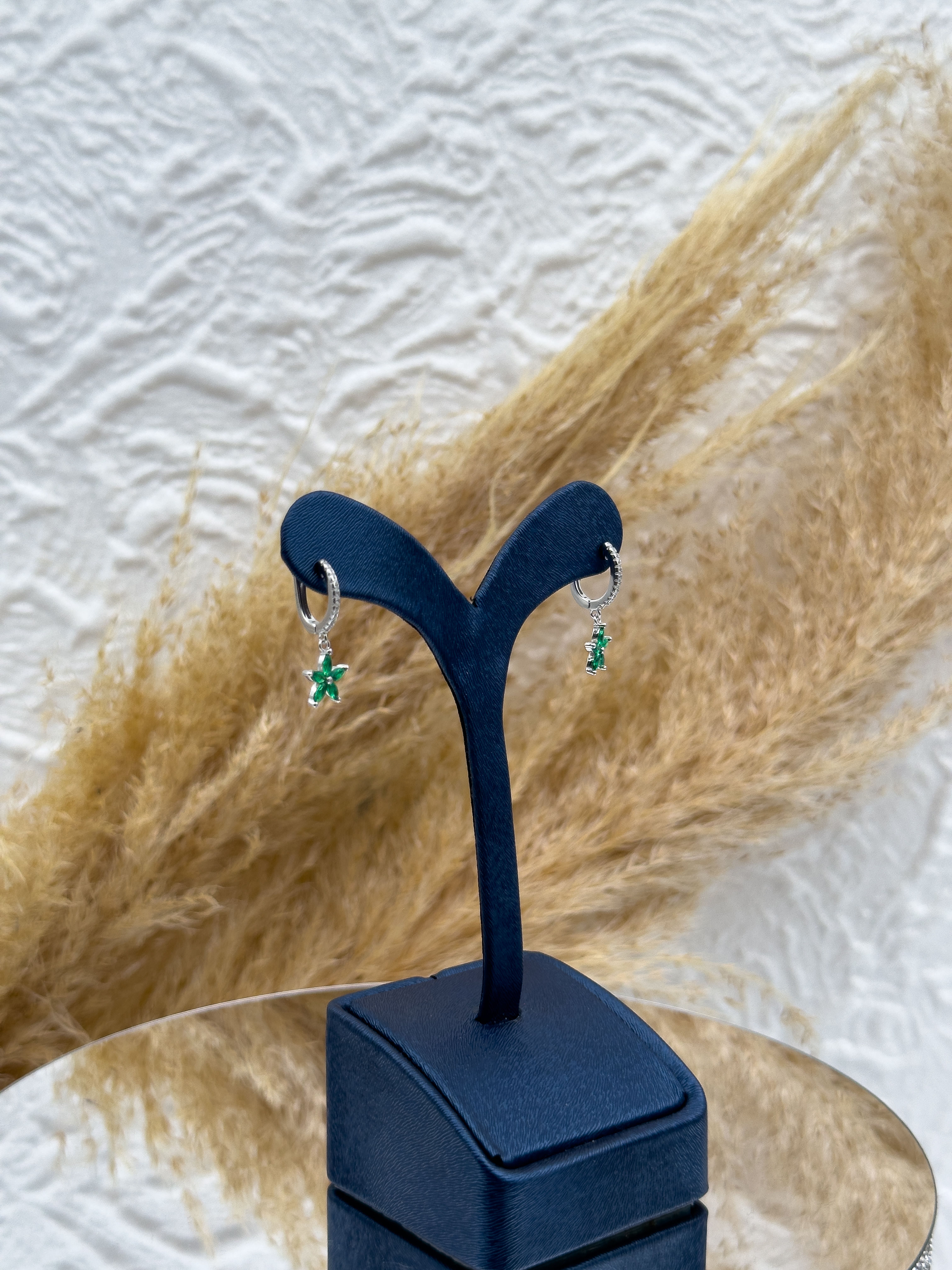 925 Ayar Gümüş Zümrüt Taşlı Lotus Modeli Sallantılı Kadın Küpe